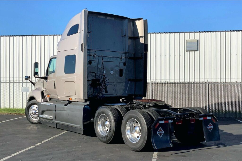 2022 CUM LT625 6×4 Sleeper