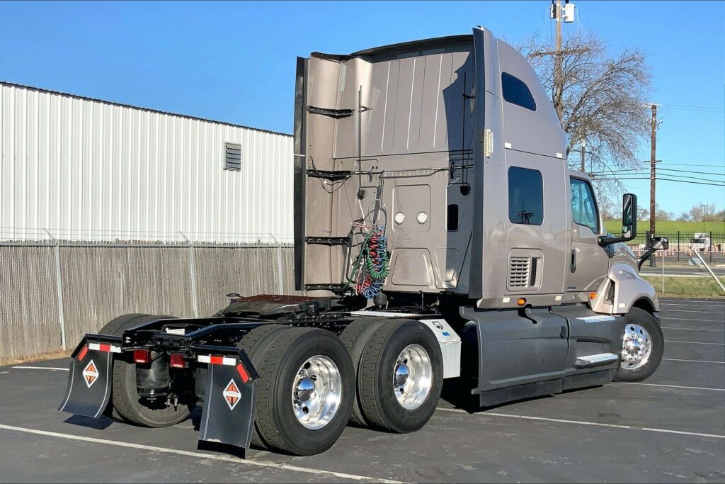 2022 CUM LT625 6×4 Sleeper