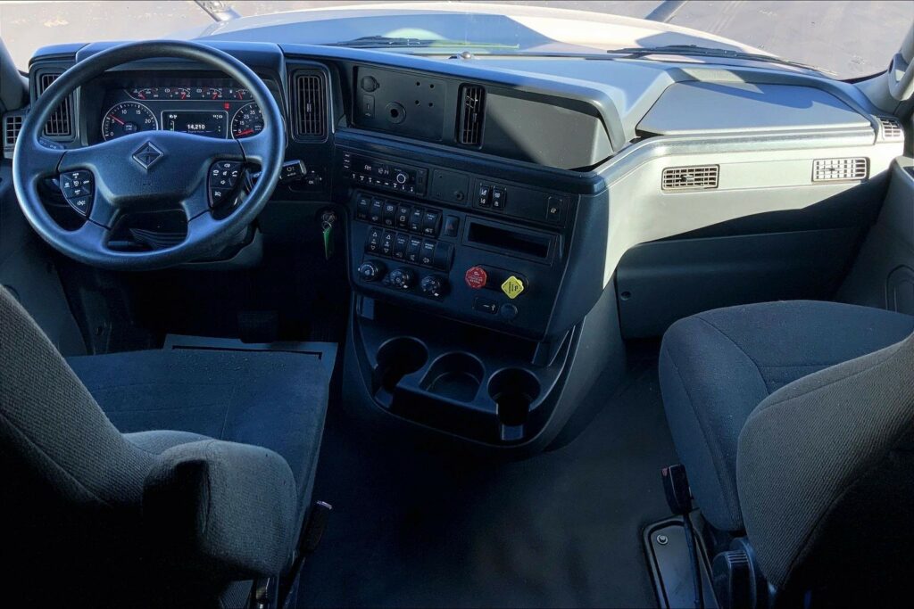 2022 CUM LT625 6×4 Sleeper