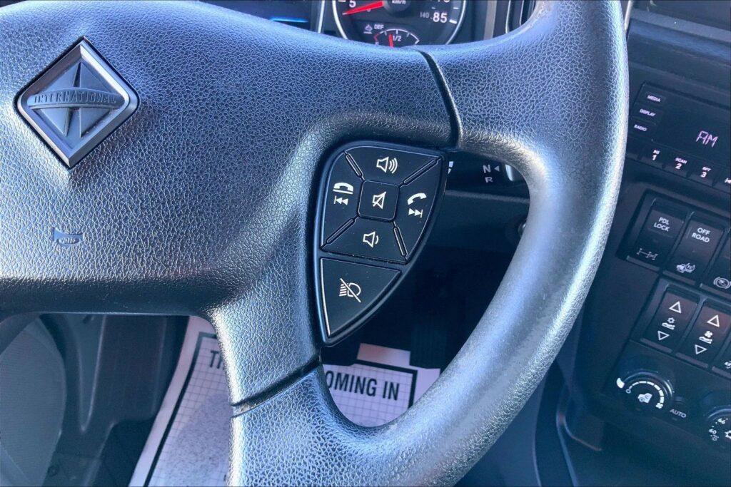 2022 CUM LT625 6×4 Sleeper