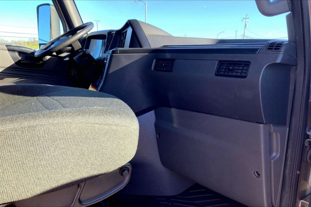 2022 CUM LT625 6×4 Sleeper