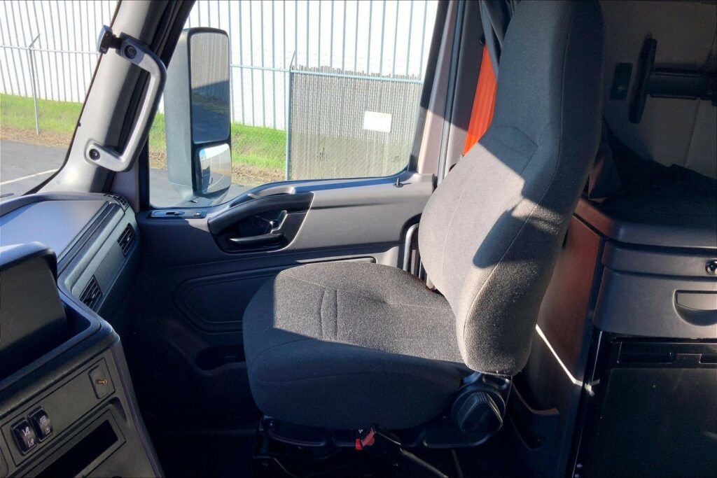 2022 CUM LT625 6×4 Sleeper