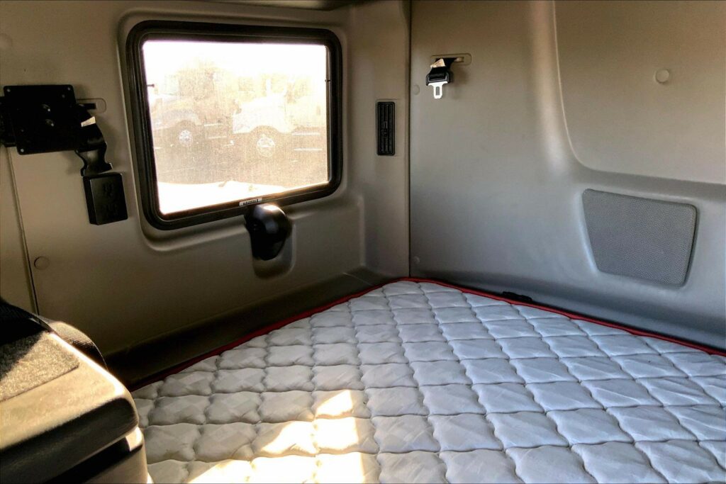 2022 CUM LT625 6×4 Sleeper