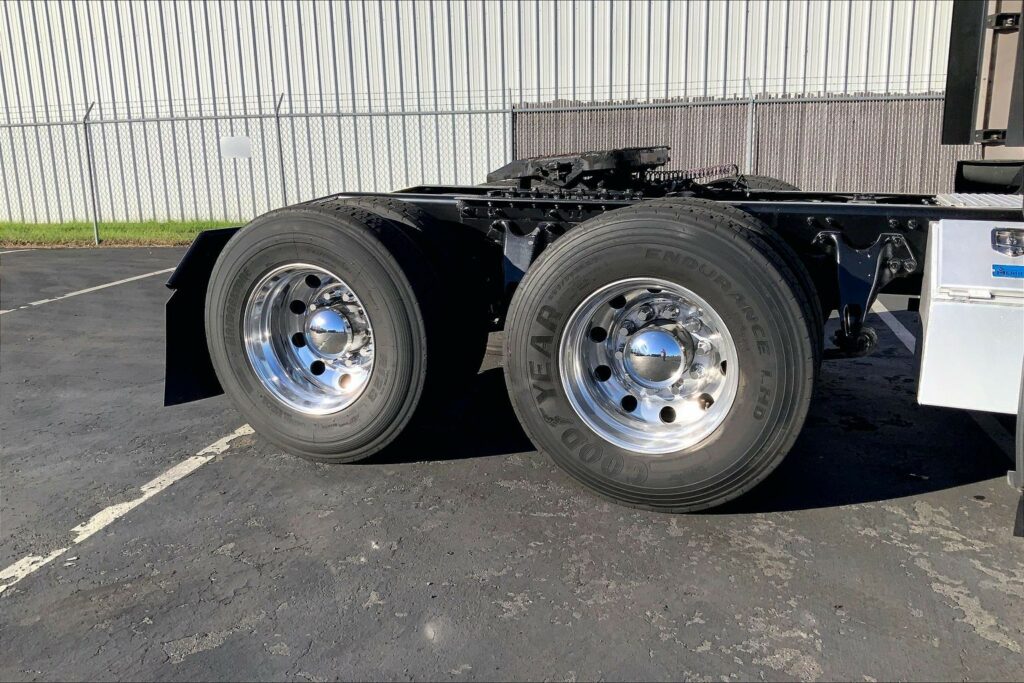 2022 CUM LT625 6×4 Sleeper