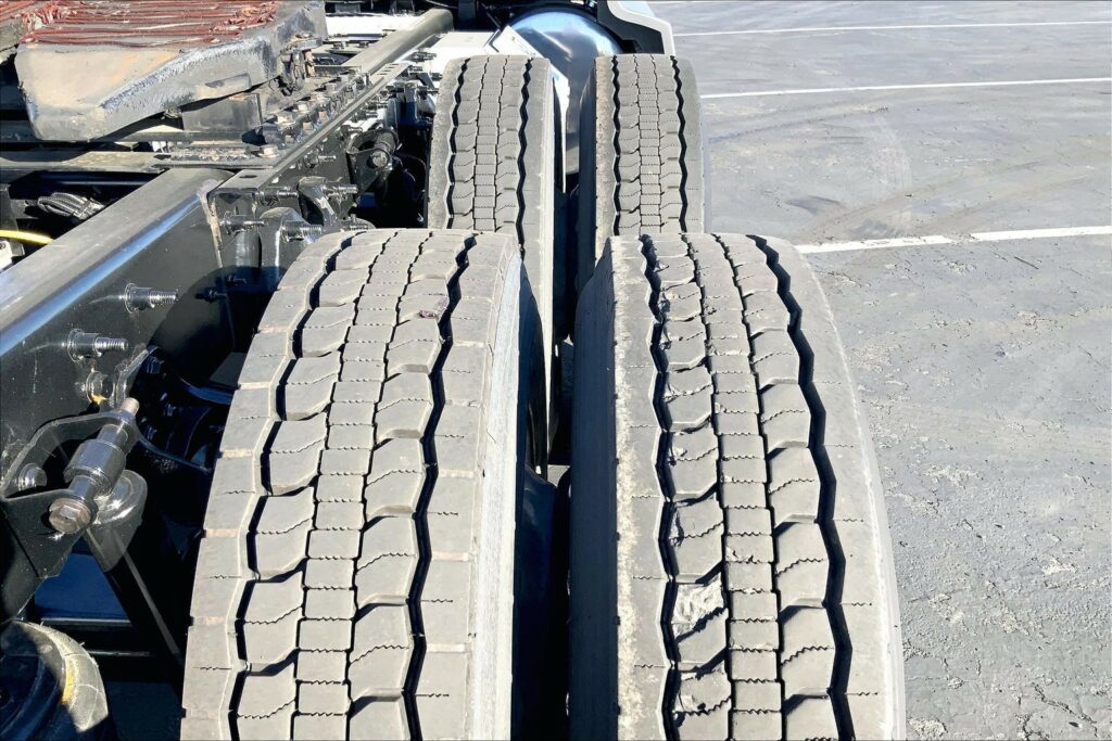 2022 CUM LT625 6×4 Sleeper