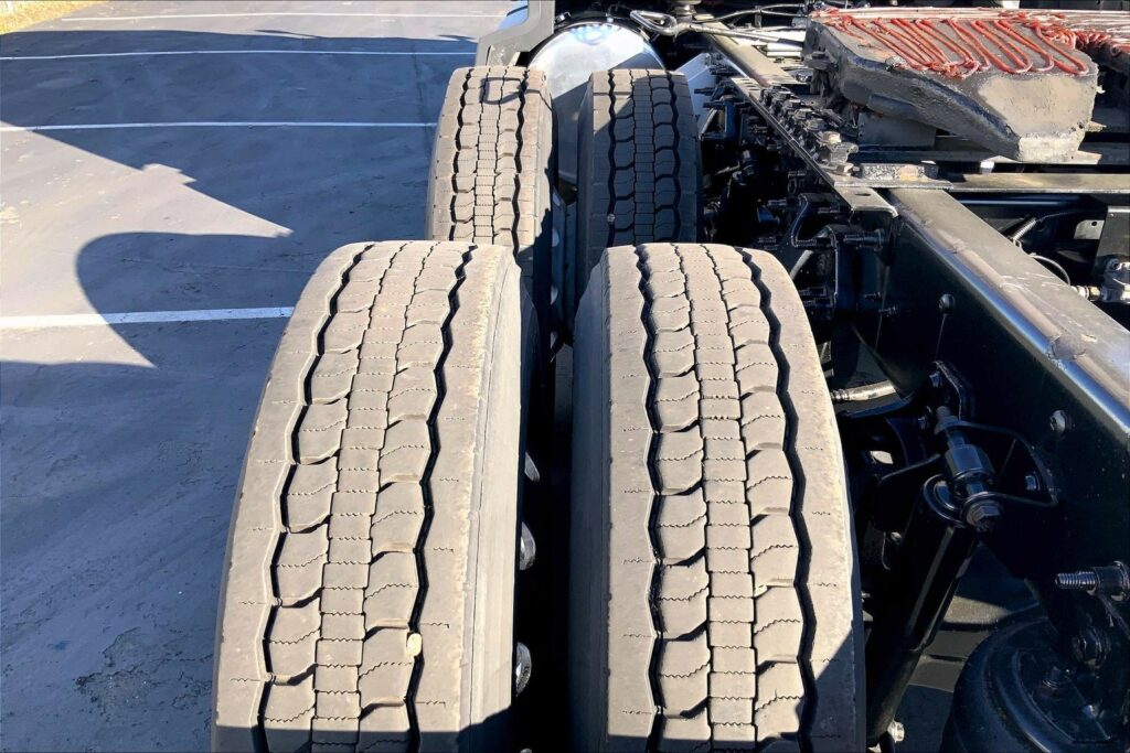 2022 CUM LT625 6×4 Sleeper