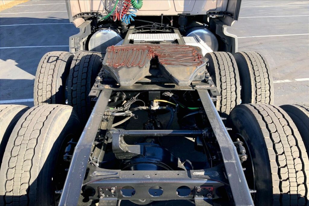 2022 CUM LT625 6×4 Sleeper