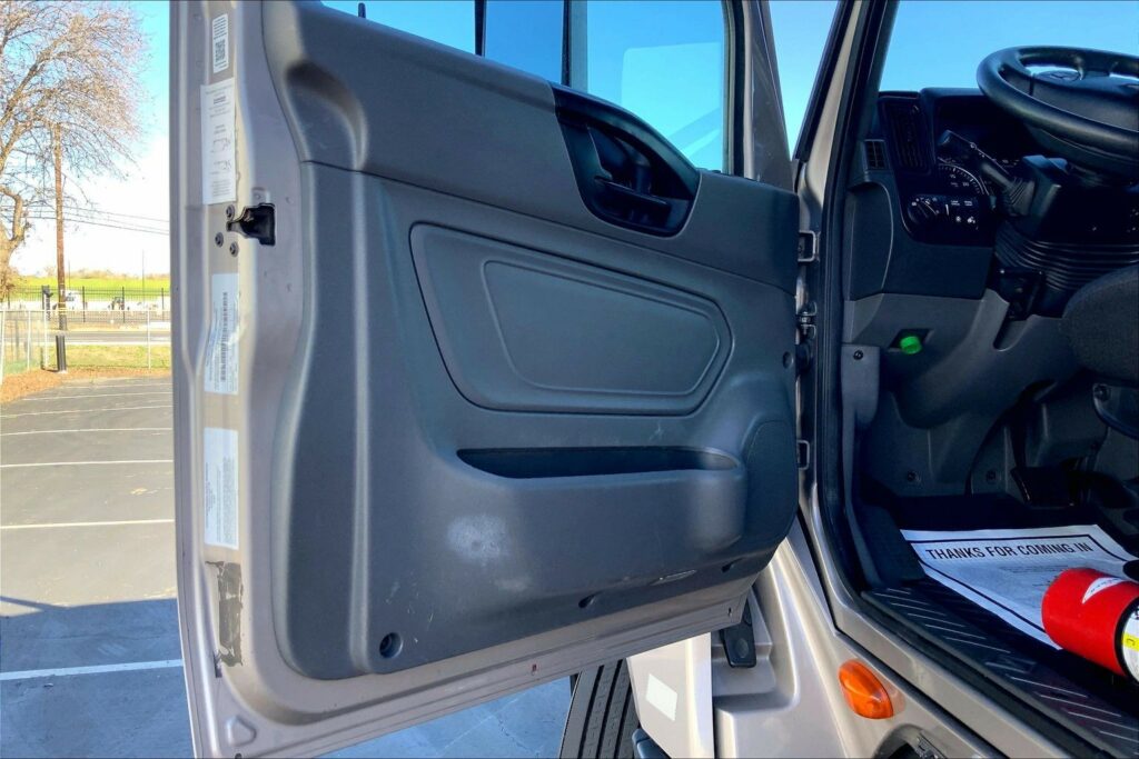 2022 CUM LT625 6×4 Sleeper