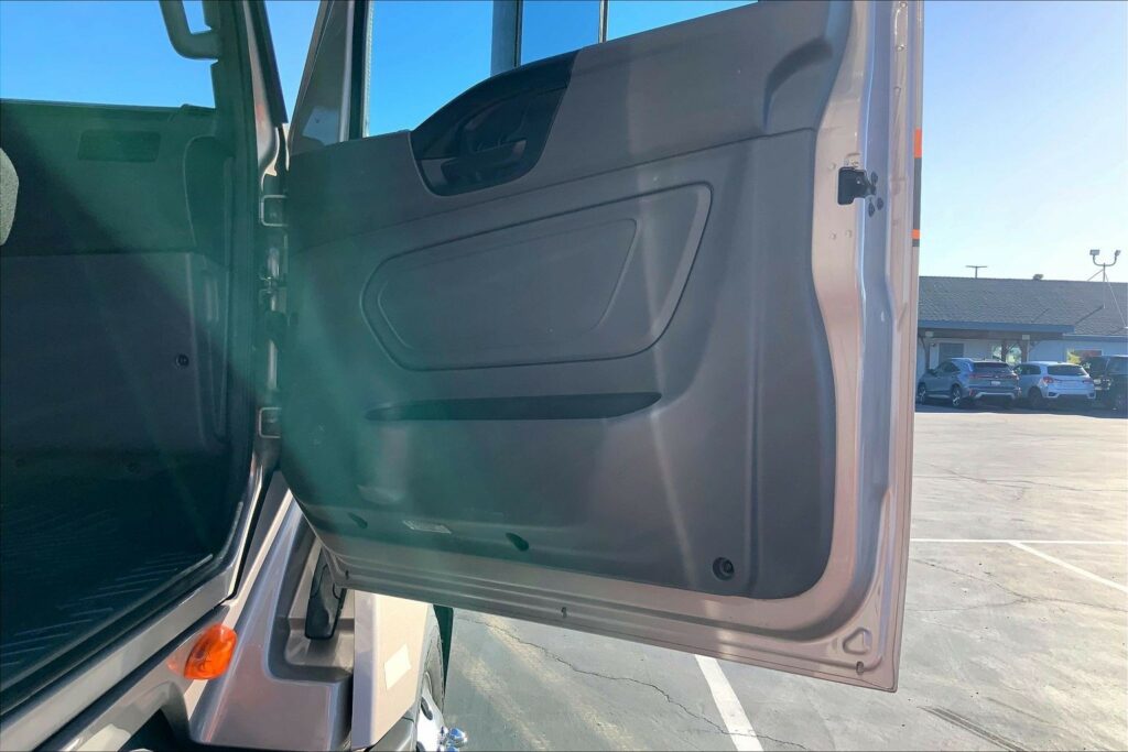 2022 CUM LT625 6×4 Sleeper