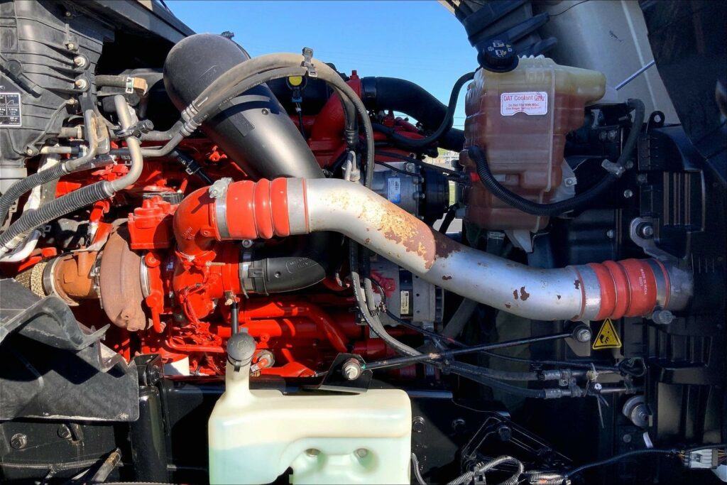 2022 CUM LT625 6×4 Sleeper