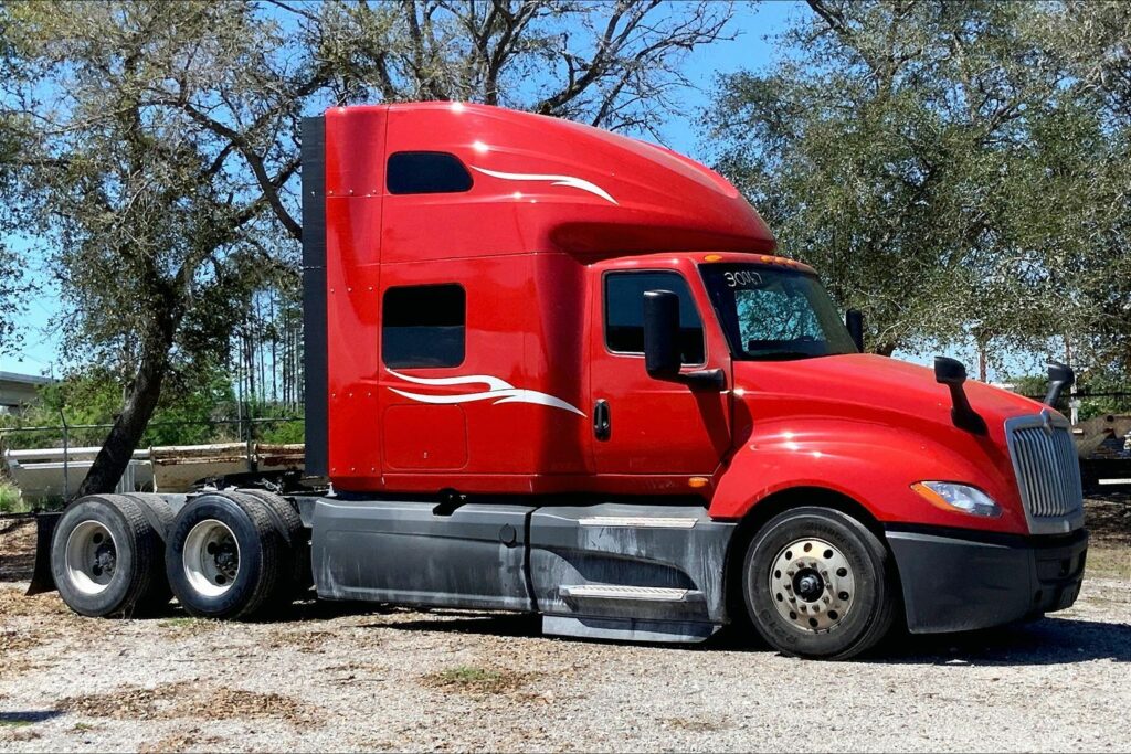 2023 CUM LT625 6X4 Sleeper