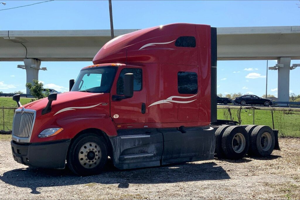 2023 CUM LT625 6X4 Sleeper