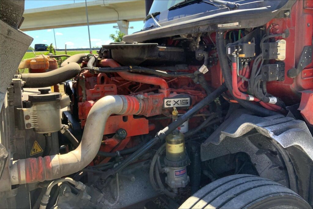 2023 CUM LT625 6X4 Sleeper