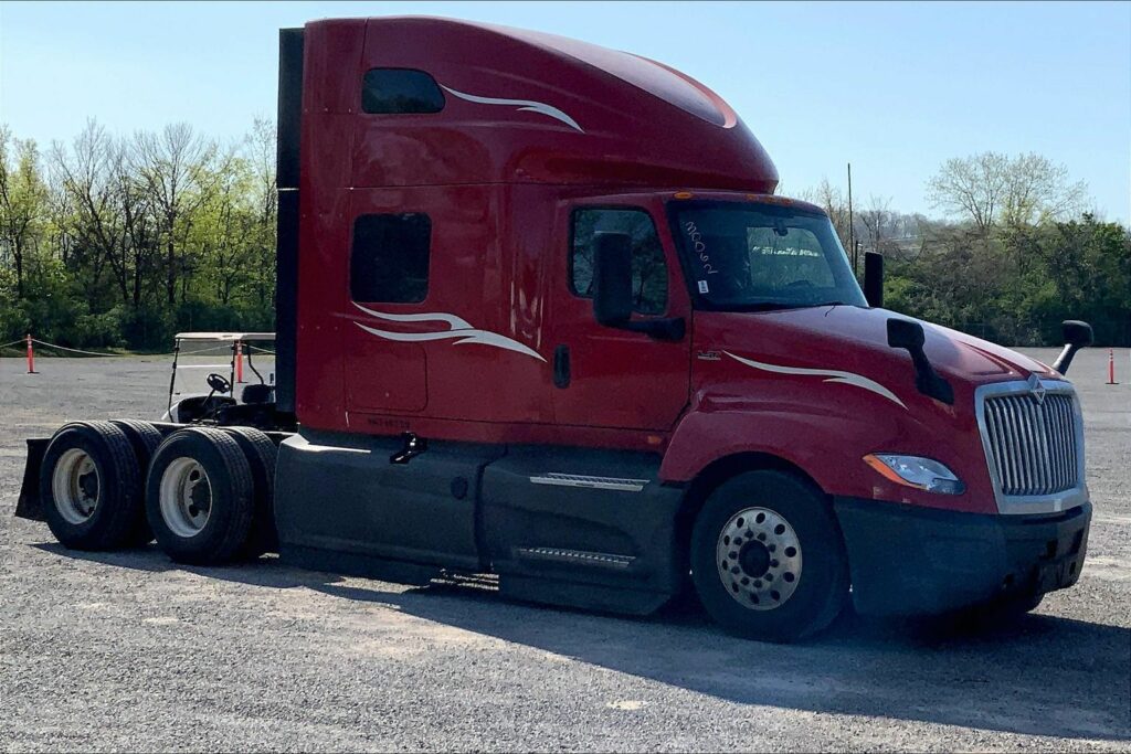 2023 CUM LT625 6X4 Sleeper