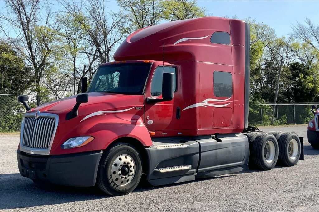 2023 CUM LT625 6X4 Sleeper