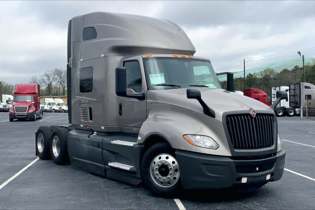 2022 CUM LT625 6×4 Sleeper