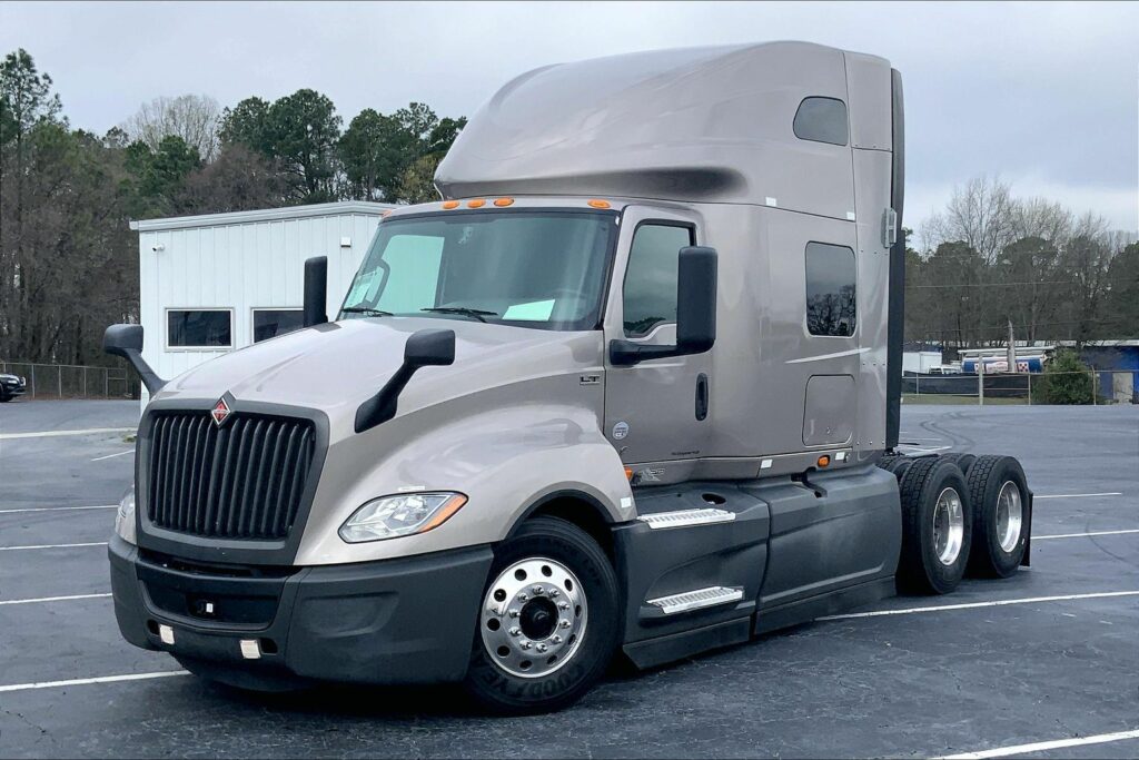 2022 CUM LT625 6×4 Sleeper