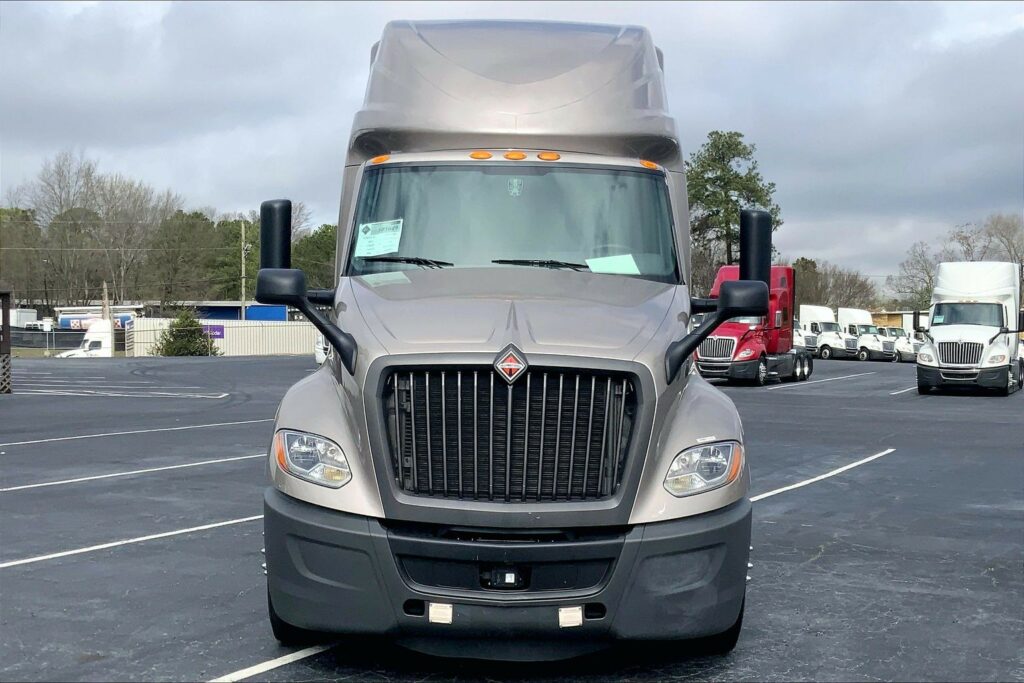 2022 CUM LT625 6×4 Sleeper