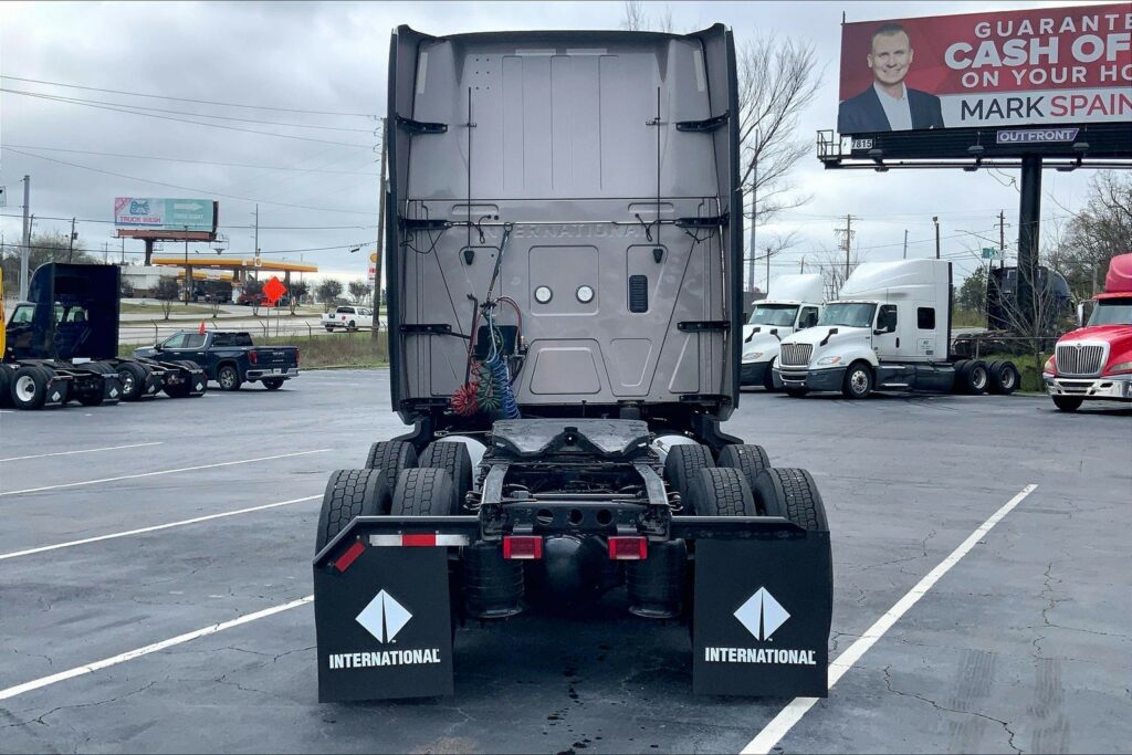 2022 CUM LT625 6×4 Sleeper