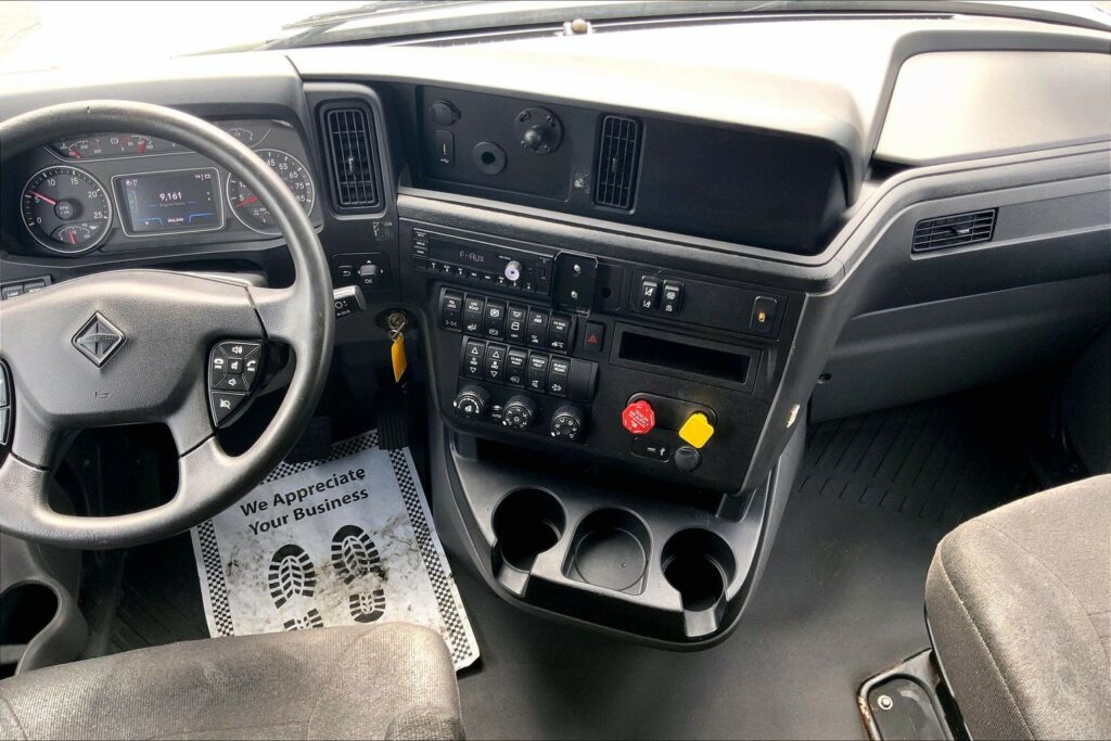 2022 CUM LT625 6×4 Sleeper