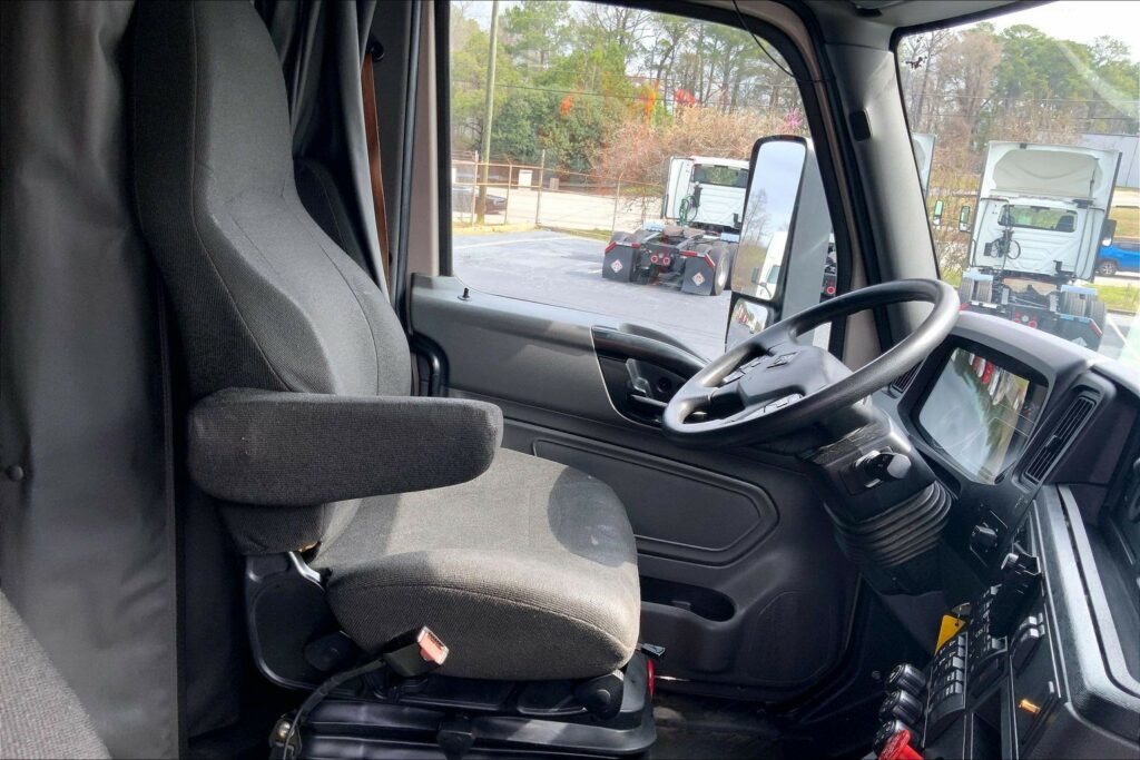 2022 CUM LT625 6×4 Sleeper