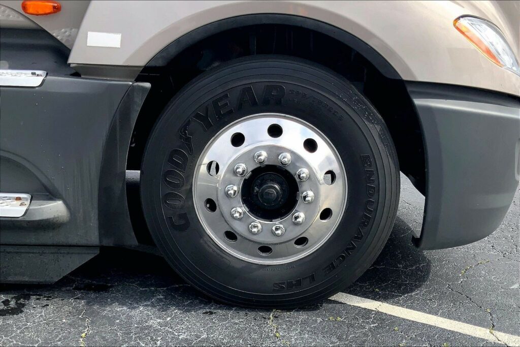 2022 CUM LT625 6×4 Sleeper