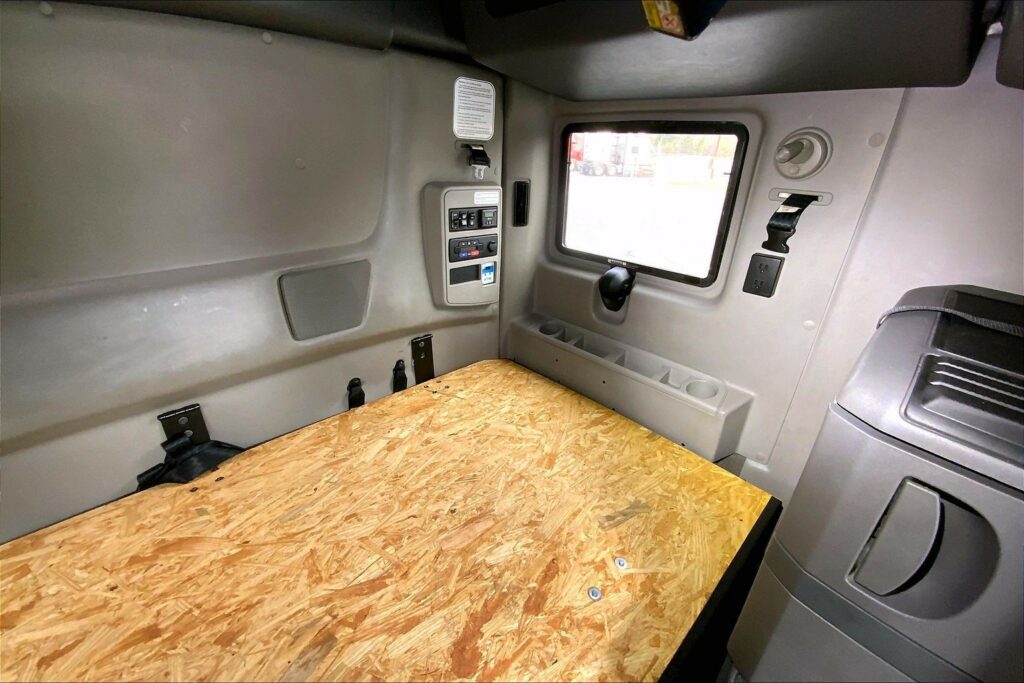 2022 CUM LT625 6×4 Sleeper