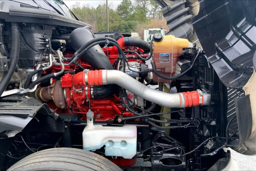 2022 CUM LT625 6×4 Sleeper