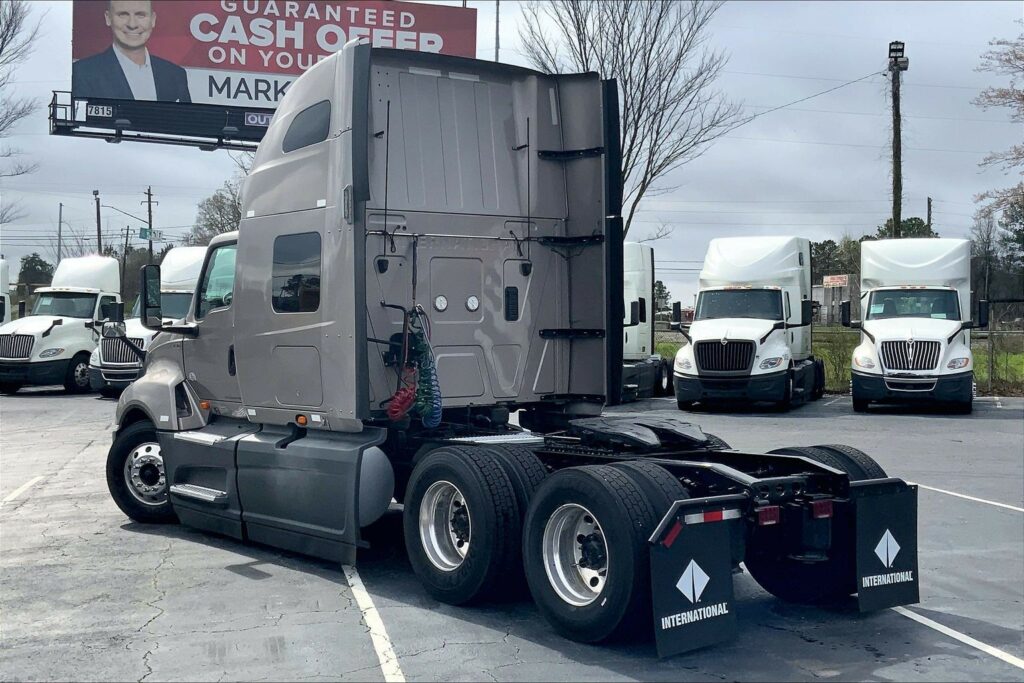 2022 CUM LT625 6×4 Sleeper