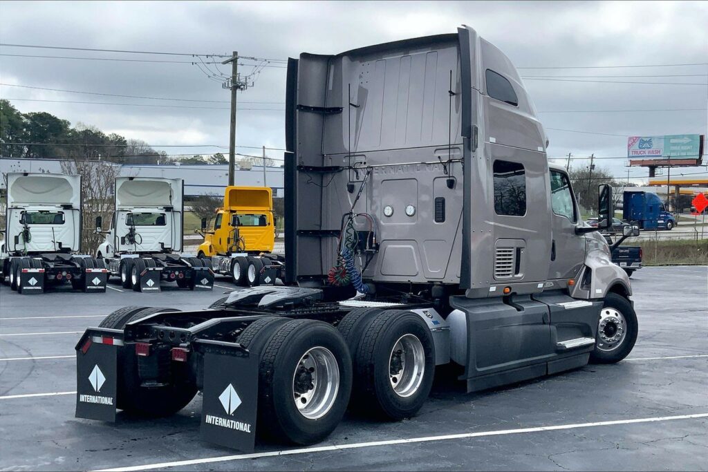 2022 CUM LT625 6×4 Sleeper