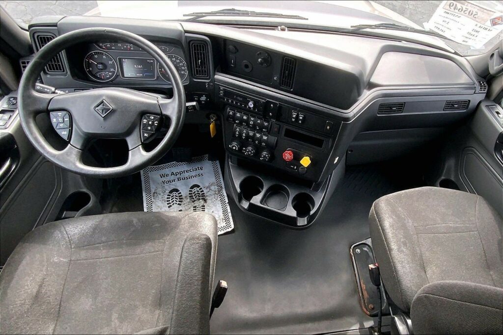 2022 CUM LT625 6×4 Sleeper