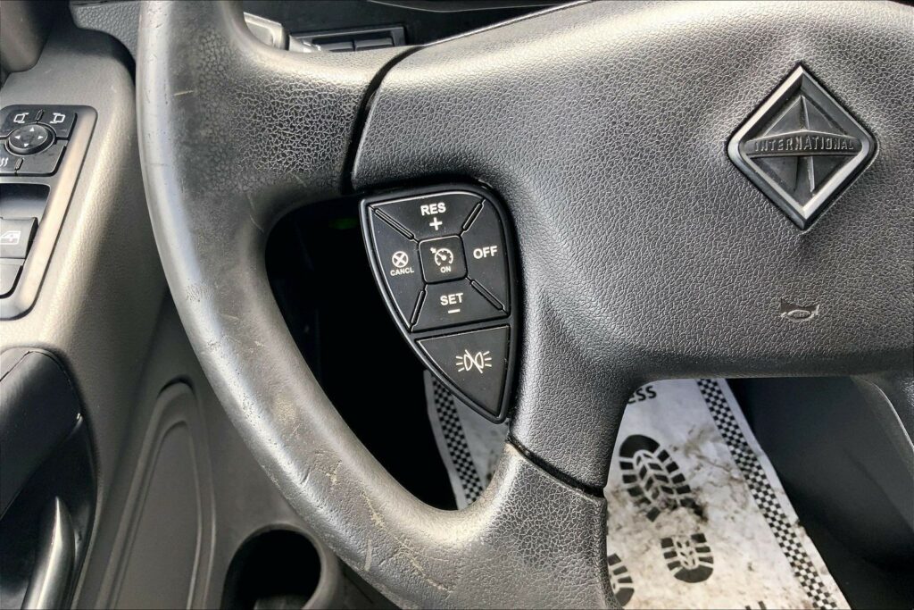 2022 CUM LT625 6×4 Sleeper