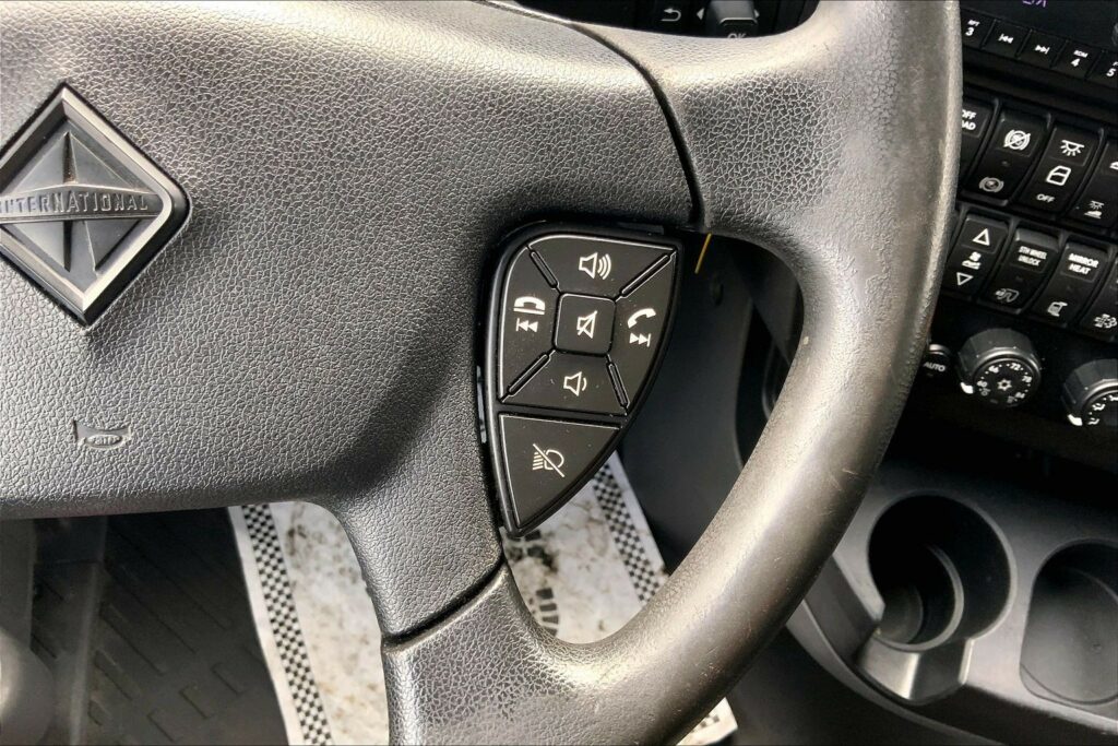 2022 CUM LT625 6×4 Sleeper