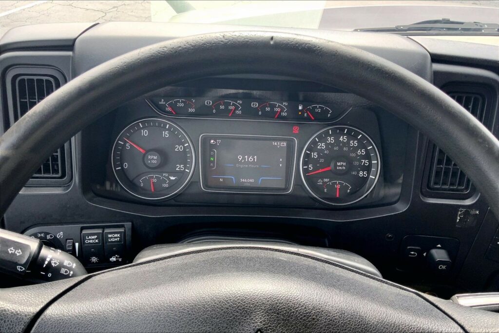 2022 CUM LT625 6×4 Sleeper