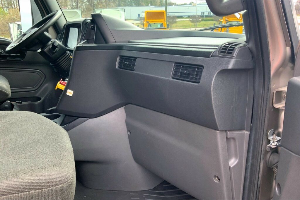 2022 CUM LT625 6×4 Sleeper