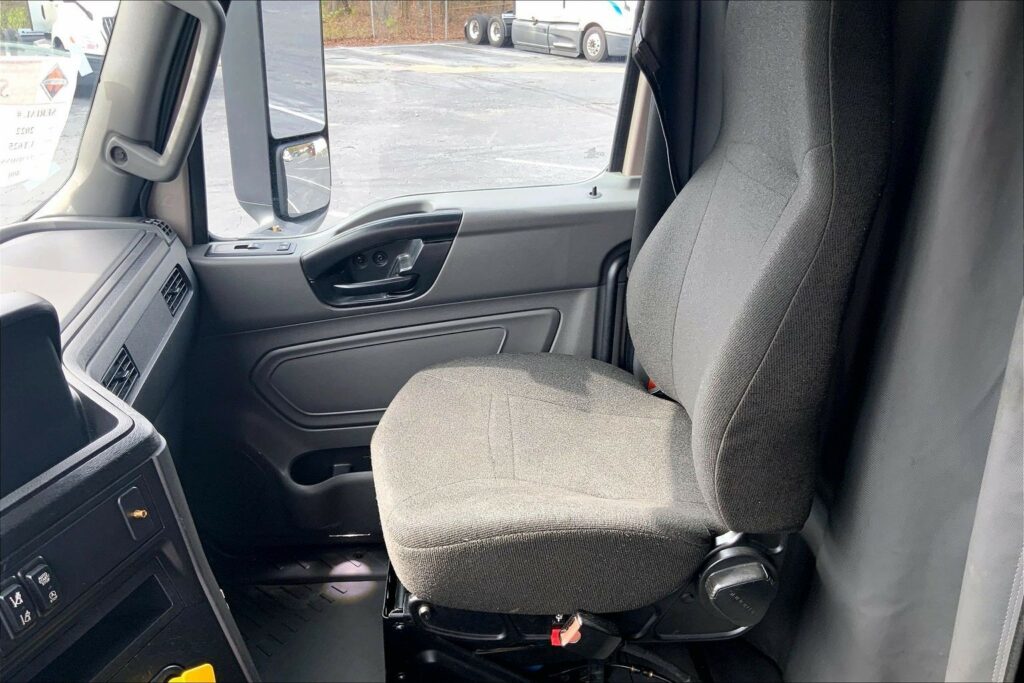 2022 CUM LT625 6×4 Sleeper