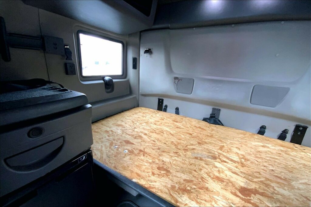 2022 CUM LT625 6×4 Sleeper