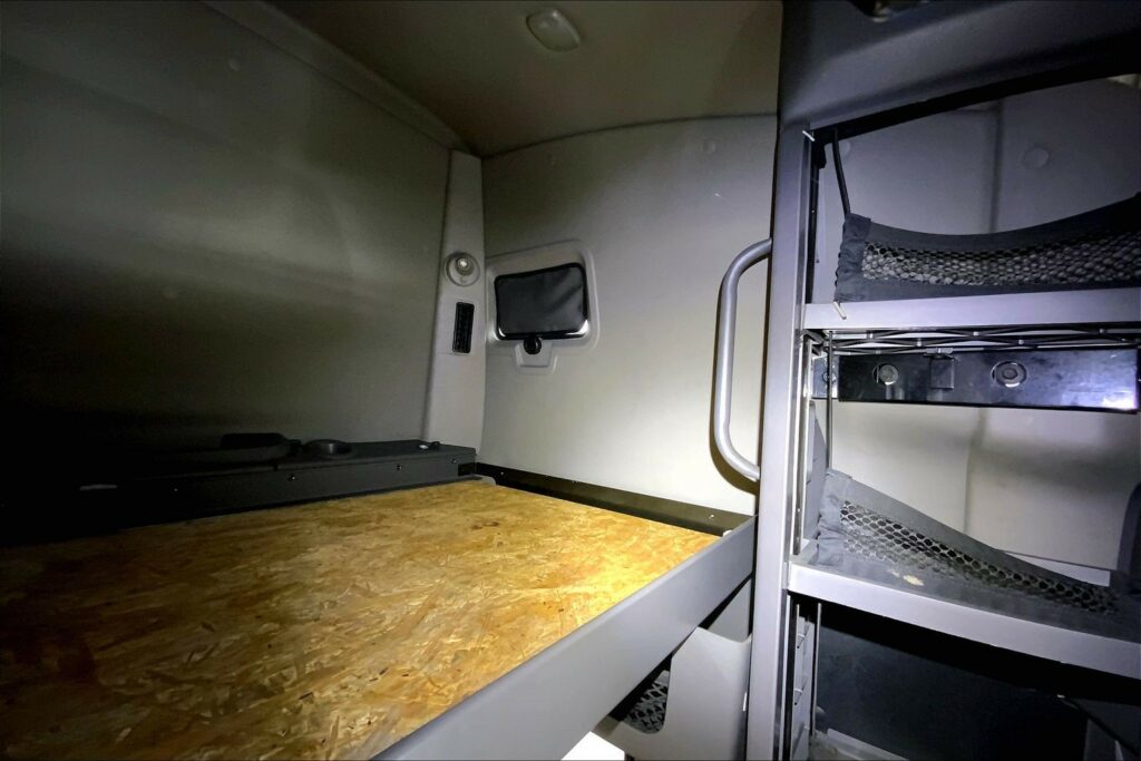 2022 CUM LT625 6×4 Sleeper