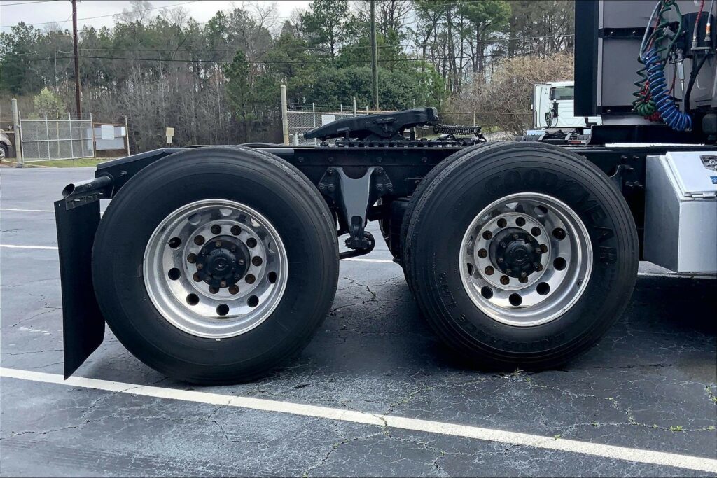 2022 CUM LT625 6×4 Sleeper