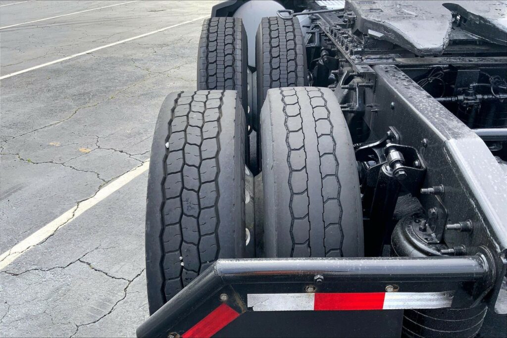 2022 CUM LT625 6×4 Sleeper