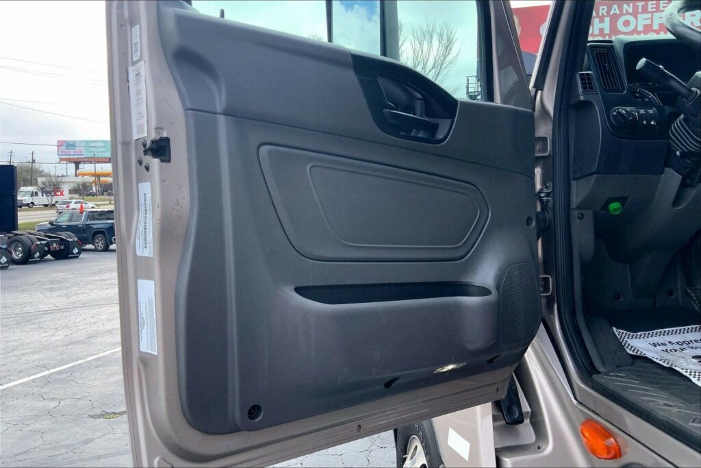 2022 CUM LT625 6×4 Sleeper