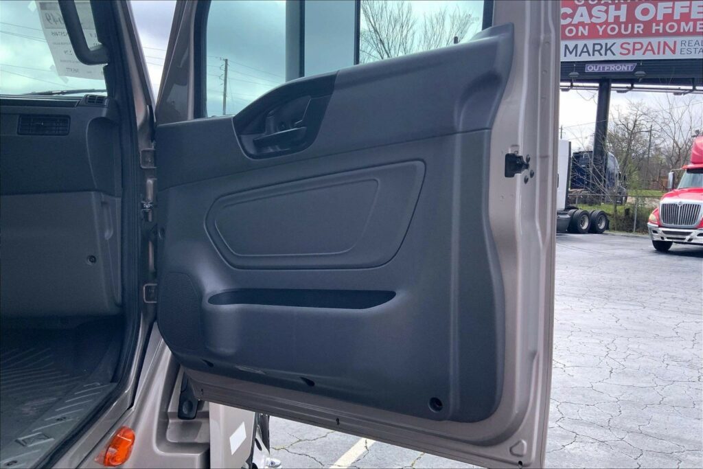 2022 CUM LT625 6×4 Sleeper