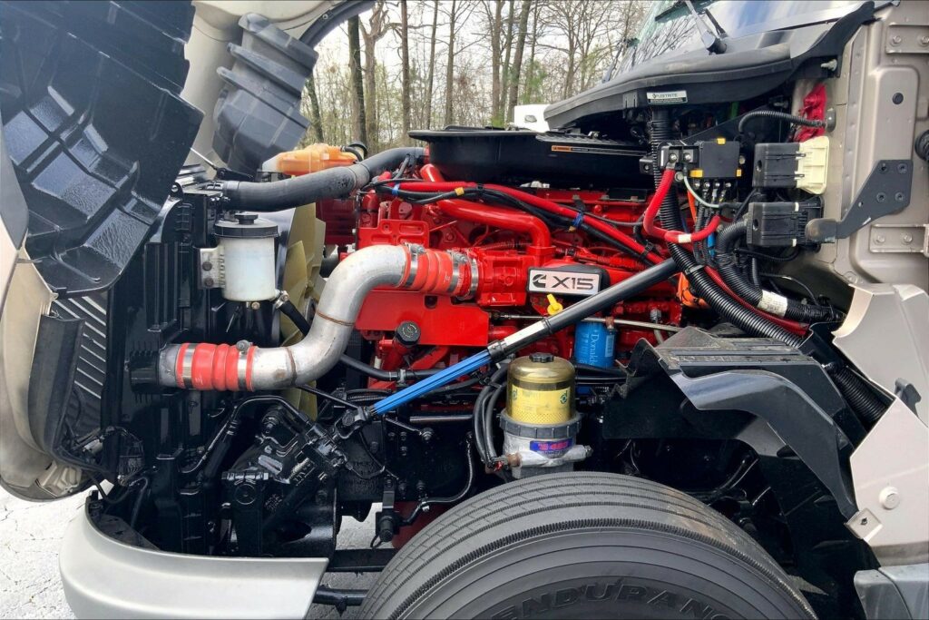 2022 CUM LT625 6×4 Sleeper