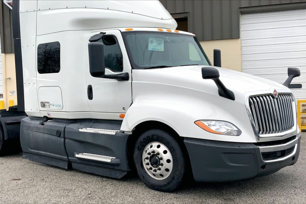 2022 CUM LT625 6×4 Sleeper