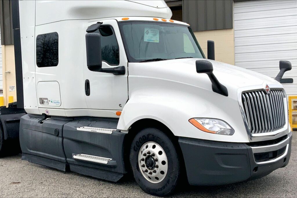 2022 CUM LT625 6×4 Sleeper