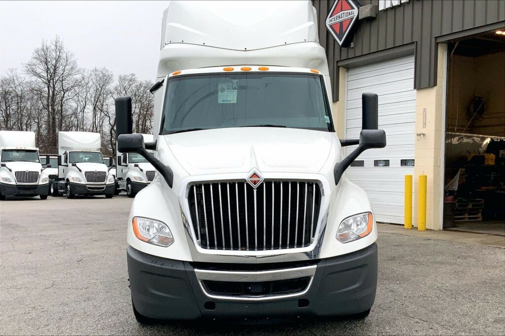 2022 CUM LT625 6×4 Sleeper