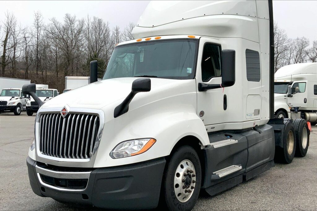 2022 CUM LT625 6×4 Sleeper