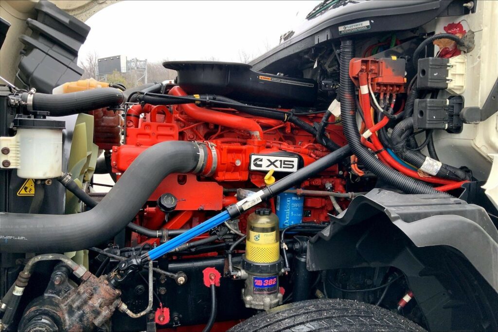 2022 CUM LT625 6×4 Sleeper