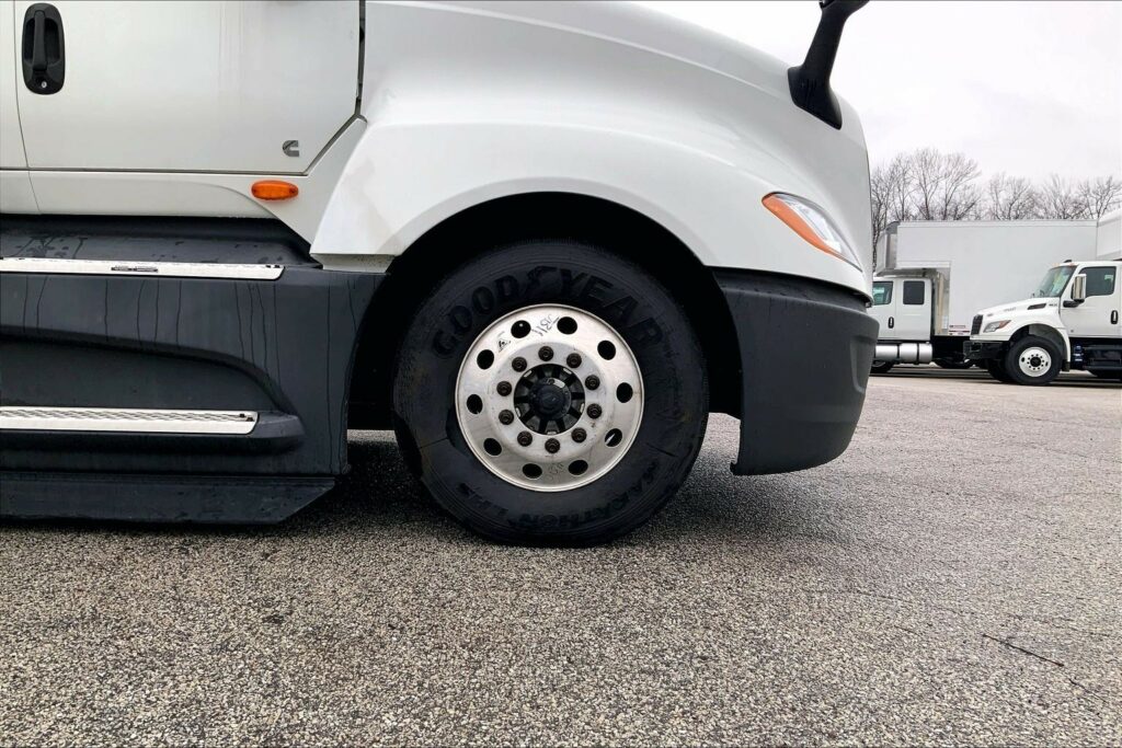 2022 CUM LT625 6×4 Sleeper