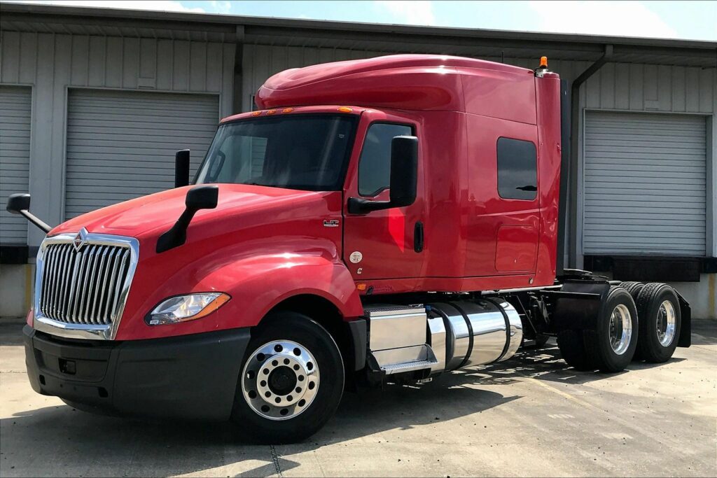 2021 CUM LT625 6×4 Sleeper